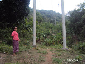 နှစ်ရှည်ပင်ပျက်စီးမှုနှင့် လျှပ်စစ်ဓာတ်တိုင်ကိုရွာသူတစ်ဦးမှ ပြသနေစဉ်