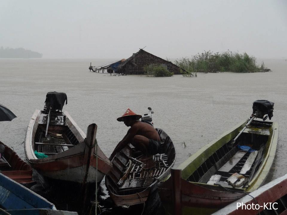 (ဇူလိုင်လအတွင်းက ဖားအံမြို့တွင် ရေကြီးမှုဖြစ်ပွားစဉ်)