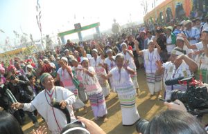 ထပ်တူမပြုနိုင်သလို ဖဲ့ထုတ်၍လည်း မရသည့် နှစ်သစ်ကူးနှင့် ကောက်သစ်စားပွဲ