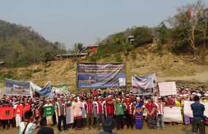 ထိုင်း-မြန်မာနယ်စပ်၊ ဖာပွန်ခရိုင်က သံလွင်မြစ်ကမ်းနံဘေးမှာ လူဦးရေ ၁၀၀ဝ ကျော် တက်ရောက် ဆန္ဒထုတ်ဖော်