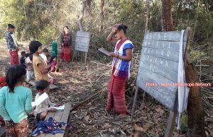 ရွာကျောင်းပြိုကျသွားသဖြင့် ကျောင်းသားများ စာသင်ဆောင်မဲ့ စာဖြေဆုိုရ