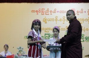 ဒေသခံ စာပေထူးချွန်သူ ၃၃ဦးကို ဒုံရင်းပညာတော်သင်ထောက်ပံ့ရေးအသင်း ဂုဏ်ပြုဆုချီးမြှင့်