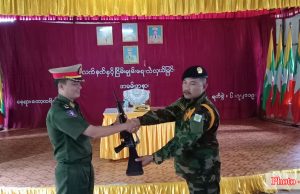 ခွဲထွက် DKBAမှ ဗိုလ်မှူးအဆင့်ရှိသူ အပါအဝင် (၃)ဦး တပ်မတော်ထံ လက်နက်အပ်နှံကာ ပူးပေါင်း