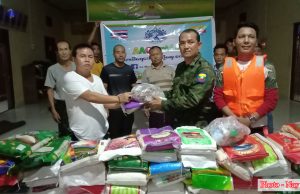 နယ်ခြားစောင့်တပ်ဖွဲ့နှင့် မြန်မာရွှေ့ပြောင်း အလုပ်သမားတို့ မွန်ပြည်နယ်ရေဘေးသင့်ပြည်သူများအတွက် စုပေါင်းလှူဒါန်း