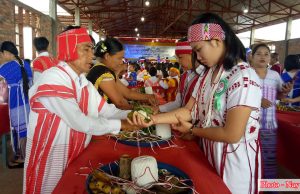 မြဝတီမြို့ ကရင့်ရိုးရာ ချည်ဖြူဖွဲ့ မဂင်္လာပွဲ လူပေါင်း ၅ဝဝ ကျော် တက်ရောက်ဆင်နွှဲ