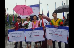 ဒေသအာဏာပိုင်တွေ အမျိုးမျိုးတားဆီးပိတ်ပင်နေတဲ့ကြားက ၆၉ နှစ်မြောက် ကရင့်အာဇာနည်နေ့ အခမ်းအနားကို ဩဂုတ် ၁၂ မနက် ၁ဝ နာရီ၊ ရန်ကုန်မြို့လယ်၊ မဟာဗန္ဓုလပန်းခြံရှေ့မှာ ကျင်းပခဲ့