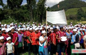 တပ်မတော်မှ ကားလမ်းဖောက်လုပ်မည့်အပေါ် ကန့်ကွက်ကြောင်း ဖာပွန်ဒေသရှိ ဌာနေကရင်တိုင်းရင်းသား များ ဆန္ဒထုတ်ဖော်