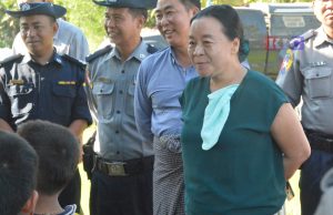 မည်းနက်သည့် ရေများဓာတ်ခွဲစစ်ဆေးမှုတွင် တစ်စုံတစ်ခုဖြစ်ပါက စက်ရုံကို တရားစွဲဆိုသွားမည်ဟု ပြည်နယ် ဝန်ကြီးချုပ်ပြော