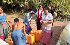 ရေမည်းနက်မှုဖြစ်ပွားသည့် ဒေသရှိ ဒေသခံရွာသားများအတွက် KNDP ပါတီမှ ရေများသွားရောက်လှူဒါန်း