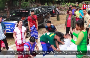 ရမည်းနက်လာတာကြောင့် သောက်သုံးရေအခက်အခဲဖြစ်နေတဲ့ ဒေသခံတွေအတွက် ကရင်အနုပညာအစည်းအရုံး-KCO ကဦးဆောင်ပြီ သောက်ရေသန့်တွေကို သွားရောက်လှူဒါန်း