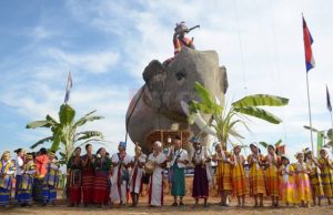 တောင်ကလေး ကရင်နှစ်သစ်ကူးတွင် အမြင့် ၄၅ ပေရှိ ကောက်လှိုင်းထမ်းပြမည့် လယ်သမားကြီးတစ်ဦး အရုပ်ပြုလုပ်ပြီး ဆင်ယင်ကျင်းပသွားမည်