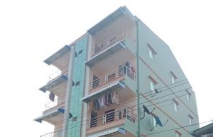 ငါးထပ်တိုက်အတွင်း ဖောက်ထွင်းဝင်ရောက်ပြီး အိမ်ရှင်ကို ဓားဖြင့်ခုတ်သည့် ခိုးဝင်သူ အိမ်ပေါ်မှ ပြုတ်ကျ၊ အိမ်ရှင်နှင့် ခိုးဝင်သူ နှစ်ဦးစလုံး ဆေးရုံရောက်