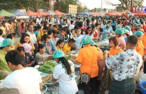 ကရင်ပြည်နယ်၏ ပထမဆုံးကုသိုလ်ဖြစ် မြန်မာ့ရိုးရာမုန့်ပွဲတော် ဖားအံတွင် ပြုလုပ်