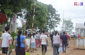 ထိုင်းဘက်စက်ရုံအလုပ်ရုံများ ပိတ်ထားသောကြောင့် ဘုရားသုံးဆူမြို့ရှိ မြန်မာအလုပ်သမား ၆,ဝဝဝ ကျော် အလုပ်လက်မဲ့ဖြစ်