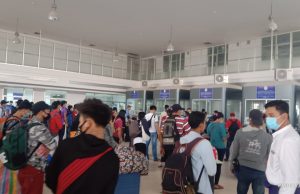 Covid-19 စိုးရိမ်မှုထက် ပတ်စ်ပို့ သက်တမ်းကုန်လျှင် ဖမ်းဆီးခံရမည်စိုး၍ ပြန်လာကြခြင်းဟု အလုပ် သမားများပြော