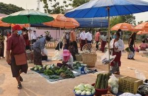 Covid-19 ကာကွယ်ရေးအတွက် မြဝတီမြို့ရှိဈေးများမှ ပျံကျဈေးသည်များကို ခွဲထုတ်၍ ယာယီပျံ ကျဈေးတွင် ရောင်းချစေခဲ့