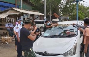 မော်တော်ယာဉ်၌ တပ်ဆင်ထားသည့် လက်နက်ကိုင်တပ်ဖွဲ့ အမှတ်အသားစတေကာနှင့် နံပါတ်ပြားများ ဖြုတ်သိမ်းမှု ပြုလုပ်