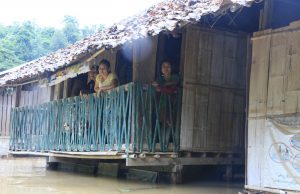 သံလွင်မြစ်ရေလျှံမှုကြောင့် ဖာပွန်ဒေသ ကျွေးရွာအချို့ မြေပြိုမှုနှင့် ပြောင်းရွှေ့နေရမှုများ လုပ်ဆောင်နေရ
