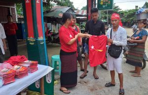 သံတောင်ကြီးတွင် မဲဆွယ်စည်းရုံးရေးစတင်သည့်အနေဖြင့် NLD တီရှပ်၊ စတေကာနှင့် အလံများ ဝေငှ
