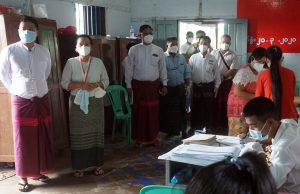 ကရင်ပြည်နယ်ဝန်ကြီးချုပ် ဖားအံမြို့ရှိ မဲရုံများတွင် သွားရောက်ကြည့်ရှုခဲ့