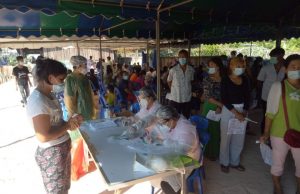ထိုင်းတွင် တကျော့ပြန်ကိုဗစ်ဂယက်ကြောင့် မဲဆောက်ရှိ မြန်မာအလုပ်သမားများကို ပိုးရှိမရှိ အခမဲ့စစ်ပေးနေ