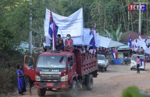 ကရင်အမျိုးသားကြွေးကြော်ချက်များအပါအဝင် စစ်အာဏာရှင်စနစ်ဖျက်သိမ်းရေး တောင်ငူကရင်လူထု လေးသောင်းကျော် စစ်တပ်စခန်းရှေ့ ဆန္ဒပြ