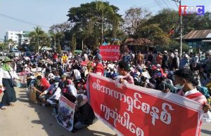 ဖမ်းဆီးခံရသူ ၄ ဦး ပြန်လွှတ်ပေးရေး မြဝတီခရိုင်ရဲတပ်ဖွဲ့ရုံးရှေ့တွင် ပြည်သူ တစ်ထောင်ခန့် ထိုင်သပိတ်ပြုလုပ် တောင်းဆို