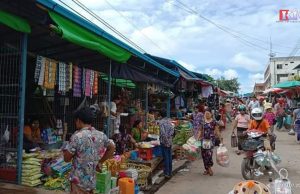 မြန်မာငွေ အကျကြမ်းနေ၍ မြဝတီရှိ အရောင်းဆိုင်များတွင် ထိုင်းလူသုံးကုန် ပစ္စည်းများကို ထပ်မံဝယ်ယူမှုမပြုဘဲ ယခင်ပစ္စည်းများသာ ရောင်းချနေရ