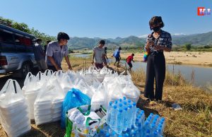 နယ်စပ်လုံခြုံရေးအရ သောင်ရင်းမြစ်ကမ်းနားရှိ စစ်ရှောင်များအား မဲ့ကိုကင်းတောင်သူစုမှတစ်ဆင့် အစားအသောက်များ ချက်ပြုတ်ပို့ဆောင်ပေးနေ