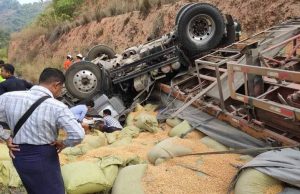 မြဝတီ-ကော့ကရိတ်အာရှလမ်းတွင် ပြောင်းဆန်တင်တွဲကားတိမ်းမှောက်၍ ၂ ဦးသေဆုံးပြီး ၁ ဦးဒဏ်ရာရ