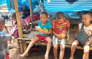 မိုးဆက်တိုက် ရွာသွန်းမှုကြောင့် ကရင်ဒေသရှိ စစ်ရှောင်ကလေးများ ဖျားနာပြီး ဝမ်းပျက်ဝမ်းလျှောဖြစ်ပွားနေ