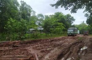 တရားမ၀င် ကုန်ပစ္စည်းတင်ဆောင်ကားများကြောင့် ကော့ကရိတ်ကျေးရွာချင်းဆက် လမ်း/တံတား များပျက်စီးနေ၍ ဒေသခံများအခက်ကြုံ