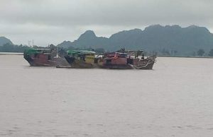 သံလွင်မြစ်ဘေးရှိတစ်လျှောက်တွင် သဲ၊ ကျောက်စုပ်ယူမှု များပြားလာသောကြောင့် ကမ်းပါးပြိုကျမှုများရှိနေ