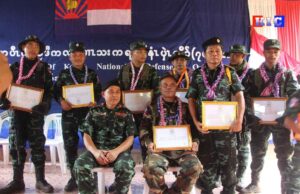 မာနယ်ပလော စစ်ဆင်ရေးအတွင်း ပါဝင်သည့် ရဲဘော် ၅၇ ဦးအား KNLA ဂုဏ်ပြုလွှာချီးမြှင့်