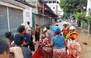 မြဝတီတွင် ရေဘေးရှောင်စခန်း ၈ ခု၌ လူ ၃,၀၀၀ ဦးကျော် ယာယီခိုလှုံနေရ