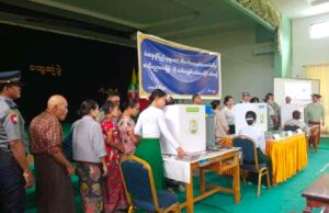 ကော့ကရိတ်တွင် စစ်ရှောင်ပြီး ပြန်လာသူများကို မဲပေးစက်ပြပွဲ အတင်းအကြပ်ခေါ်ယူနေ