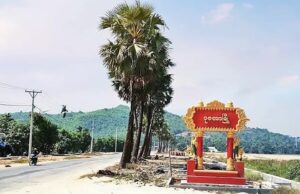 ပုလော ပြည်ထောင်စုလမ်းမကြီးပေါ် ဗုံးကြဲခံရပြီးနောက် သွားလာမရဖြစ်နေ