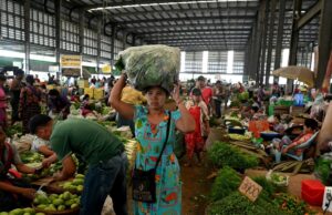 ဆီအကြပ်အတည်းနှင့်အပြိုင် ပြည်တွင်း အခြေခံစားသောက်ကုန်ဈေး လိုက်ပါမြင့်တက်