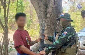 စစ်အုပ်စုတပ်ဖွဲ့ဝင်(၃)ဦး လက်နက်နှင့်တကွ KNLA တပ်ရင်း(၈)ထံ ဘက်ပြောင်းခိုလှုံ