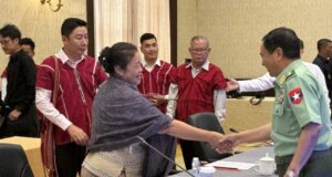 ရက်(၁၀၀)စီမံကိန်းအတွင်း EAO များနှင့်စစ်အုပ်စုတွေ့ဆုံမှုမှ ငြိမ်းချမ်းရေးအစစ်အမှန် မရနိုင်ဟု လေ့လာသူများ သုံးသပ်
