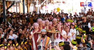 ဘန်ကောက်မှာကျင်းပသည့် ကရင်လက်ချည်ဖြူဖွဲ့ပွဲ လူပေါင်းထောင်ချီ ပါဝင်ဆင်နွှဲ