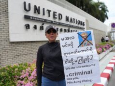 ထိုင်းရောက်မင်းအောင်လှိုင်ကို ဘန်ကောက်မြို့၊ UN ရုံးရှေ့တွင် မြန်မာလူငယ်တစ်စု ဆန္ဒပြ
