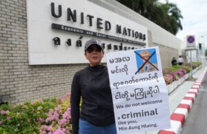 ထိုင်းရောက်မင်းအောင်လှိုင်ကို ဘန်ကောက်မြို့၊ UN ရုံးရှေ့တွင် မြန်မာလူငယ်တစ်စု ဆန္ဒပြ