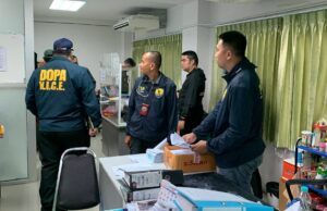 တရားမဝင် ဆယ်နှစ်ခံကဒ် နှိမ်နင်းရေးစီမံချက်ဖြင့် မဲဆောက်က ရုံးဝန်ထမ်းအပါအဝင် ဆက်နွယ်သူ (၁၇) ဦးကို ထိုင်းအာဏာပိုင်များ ဝင်ဖမ်း