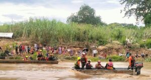 မဲဆောက်-မြဝတီ နယ်စပ် သောင်ရင်းမြစ်ထဲ ကုန်တင်ယာဉ်ထိုးကျပြီး ပျောက်ဆုံးနေသူ (၁၂) ဦး ယနေ့အထိ ရှာမတွေ့