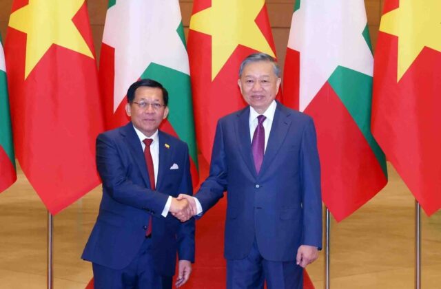 Top leader holds talks with Myanmar President in Hanoi